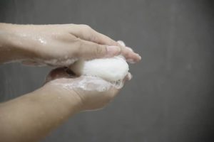 mains qui frottent le savon peau atopique