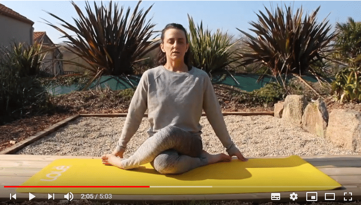 Marjolaine effectuant une posture de yoga